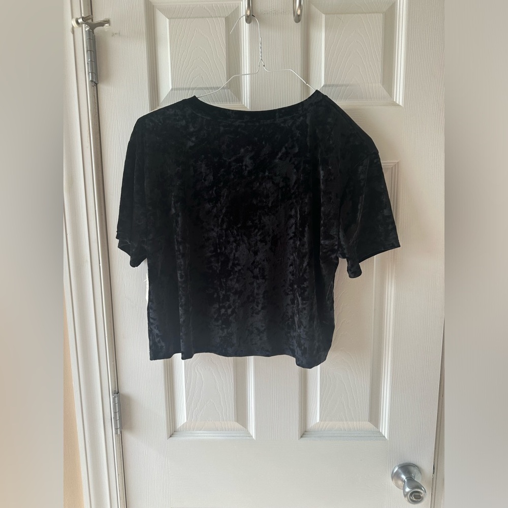 Woman’s nwt aeropostale velvet black shirt size:large